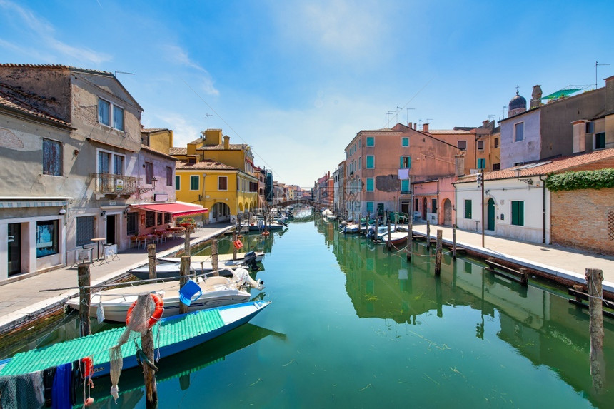 威尼斯运河岸边的房屋图片