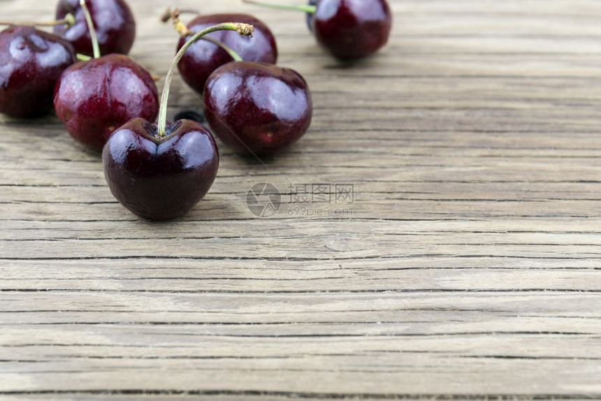 健康生的木桌上新樱桃选择焦点食物图片
