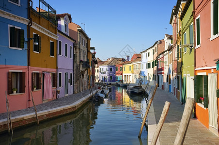已知外观白天布拉诺位于距威尼斯7公里处以其小型光亮的房屋著称图片