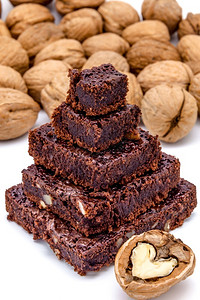 金字塔的巧克力蛋糕金字塔白色背景上有核桃营养自制美食图片