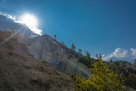 风景轮廓户外明亮的阳光照耀着尼泊尔喜马拉雅山的陡坡图片