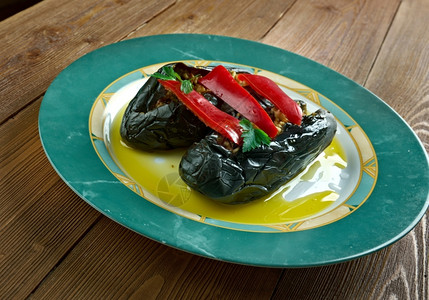 马克杜斯厨房素食主义者红色的Makdous油制茄子背景