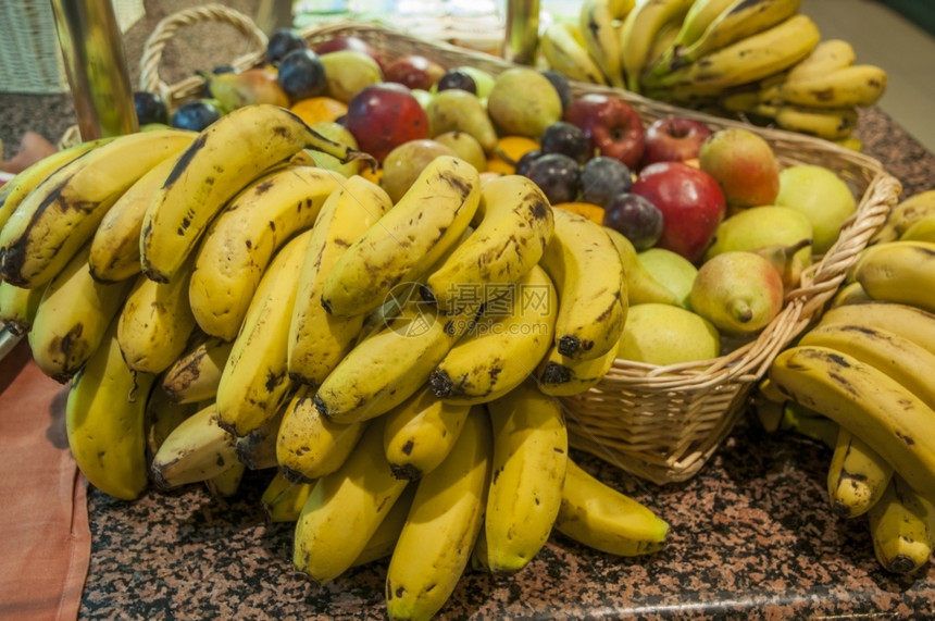 香蕉梨苹果等实素食主义者混合甜的图片