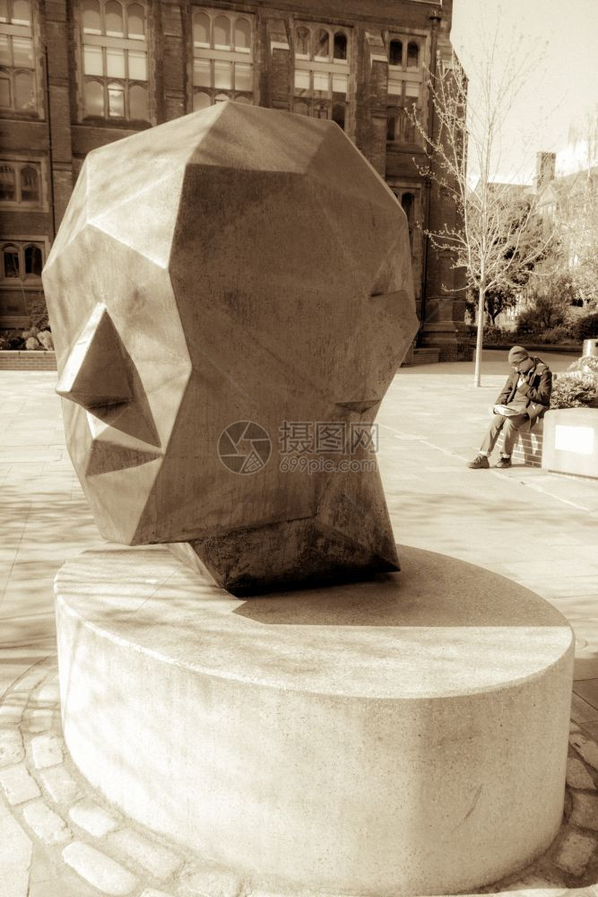 黑色的照片调在纽卡斯尔大学的一个广场上读现代头雕像和人文阅读位于新卡斯尔英格兰黑人和白塞皮亚图片