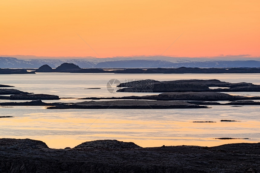 靠近冰岛西部Stykisholmur附近日落时的许多岛屿冰日落时的许多屿莫比代利景观图片
