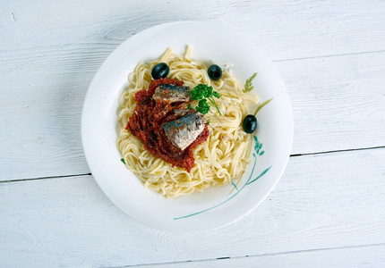Pastaconlesarde西里沙丁鱼意大利面美味的水平菜肴图片