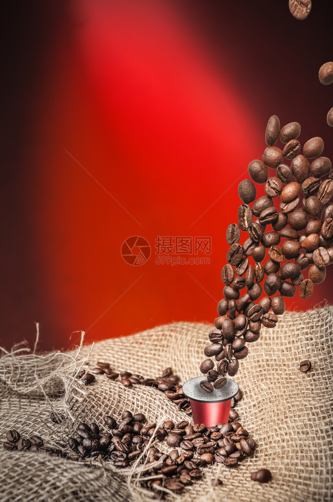 深红背景咖啡胶囊和豆早餐棕色的食物图片
