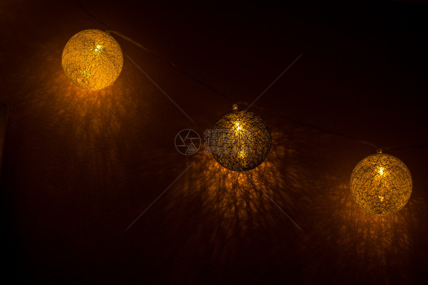 电灯泡十二月装饰地球墙上的灯泡挂着光里戈图片