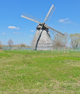 俄罗斯VelikyNovgorod古老的木制风车农村草蓝色的图片