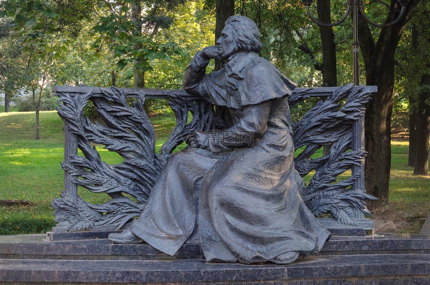 地标白俄罗斯明克伟大诗人亚当米茨克耶维奇纪念碑雕塑户外图片