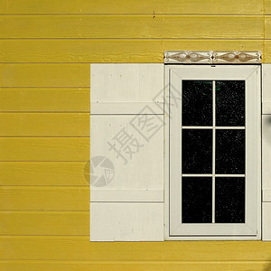 白色窗口木制黄墙上有黑玻璃建筑学质感的家图片