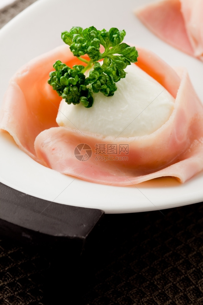 毛巾马苏里拉奶酪木制桌子上包着火腿的美味马扎里拉健康图片