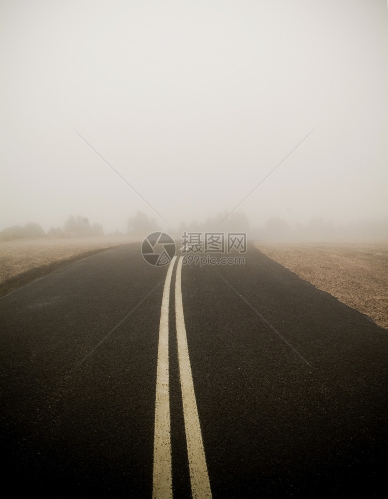 黑路两条线消失在浓雾中山幽灵般的柏油图片