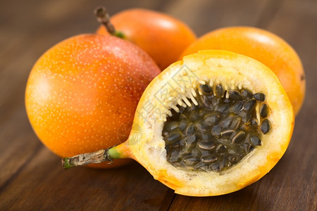 舌侧肌哥伦比亚甜的谷物或葡萄麦片即PassifloralatPassifloraligualis切成两半其中种子和周围的果汁浆被图片