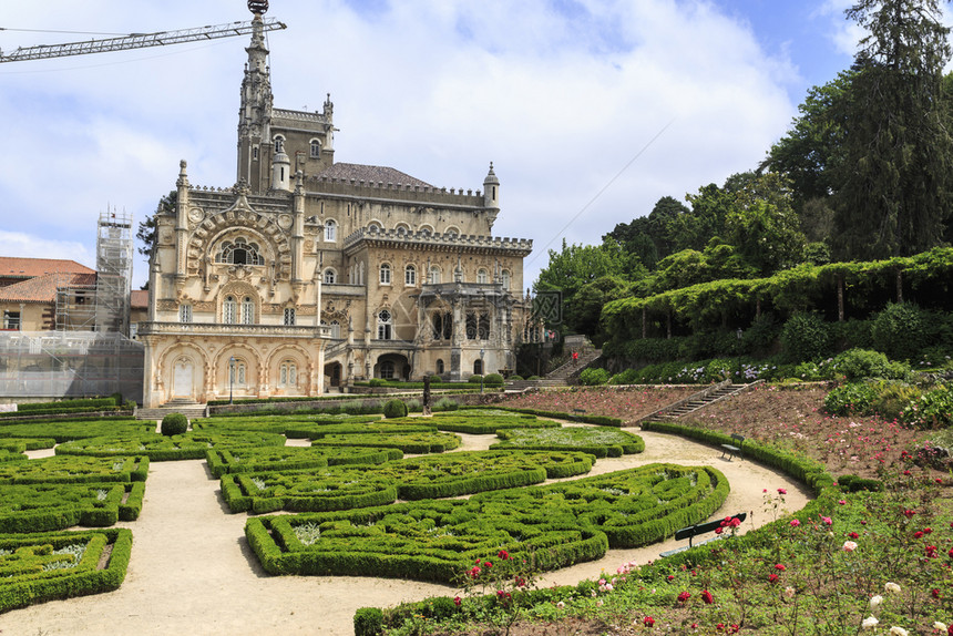 科英布拉建成范围BussacoPal宫旅馆和花园的景象这是19世纪末以新曼纽利建筑风格造的豪华酒店位于葡萄牙中部Coimbra附图片