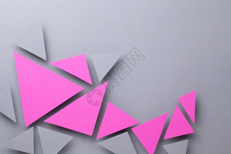 粉加灰灰纸背景面上最小几何构成与粉色和灰三角形的粉和灰三角形相比墙复制几何学设计图片