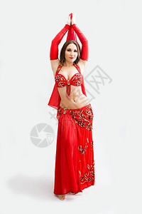红色的腹部穿着衣服的美丽肚腹舞女举起双臂与世隔绝演员图片