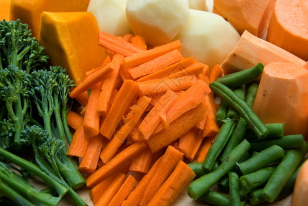 布罗霍里尼食用一批新鲜切开的蔬菜胡萝卜图片