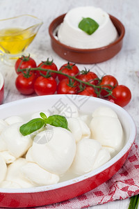 开胃菜新鲜的红色意大利乳酪干的菜图片