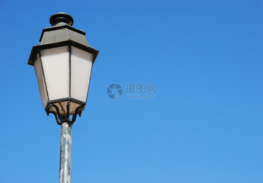 蓝色天空背景的古老灯柱历史董金属图片