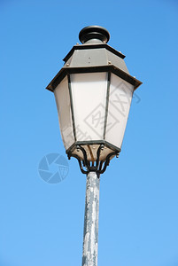 邮政金属蓝色天空背景的古老灯柱历史图片