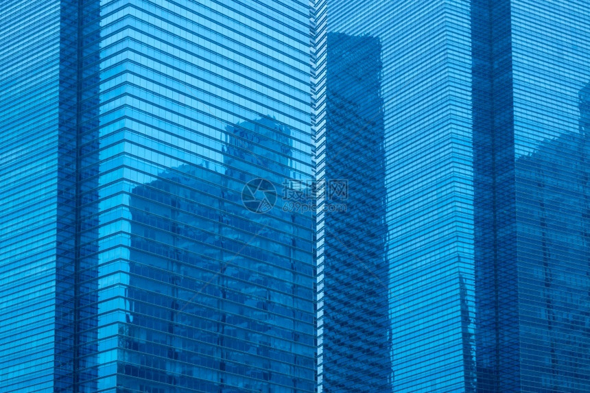 一种公司的座多层摩天大楼上面有玻璃罩和另一个摩天大楼的反射商业图片