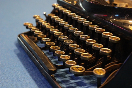 信老式打字机的特写老式打字机艺术器图片