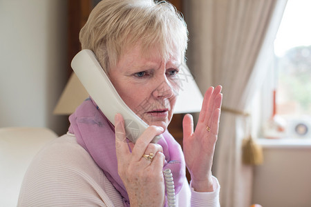 称呼在家接受不想要的高级妇女电话接听白种人老年图片