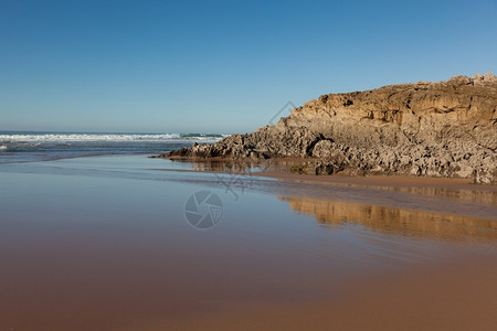 结石瓦尔德阿里纳斯西班牙坎塔布里亚莱恩克雷斯巴尔迪埃纳斯海滩自然背景图片