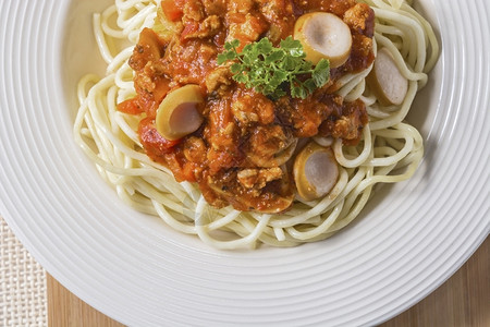 美食一顿饭蔬菜面条意大利和番茄牛肉酱在盘子上图片