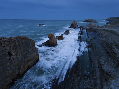 岩石阿尔尼亚海滩西班牙坎塔布里亚结石黄昏图片