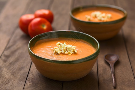 美味的番茄汤和爆米花图片
