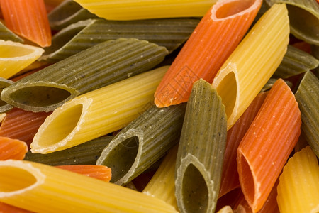 有色意大利语水平格式的面条菠菜和小麦面条颜色通心粉图片