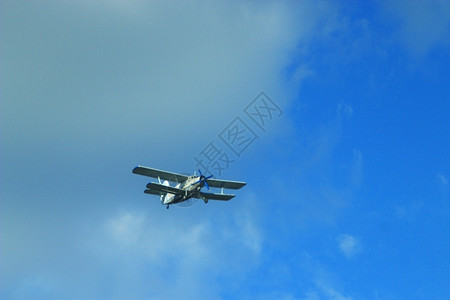航班翅膀双翼飞机上的安东诺夫An2安东诺夫在空中飞行图片