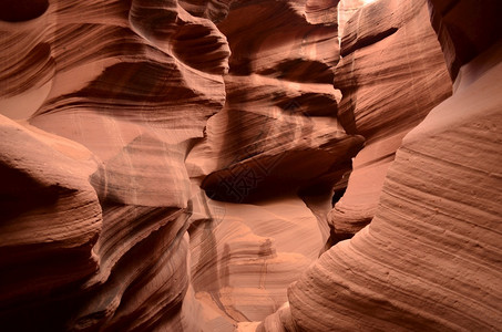 缝隙峡谷板状和墙壁令人惊叹的红色闪光图片