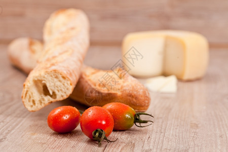 面包和新鲜西红柿健康美食意大利图片