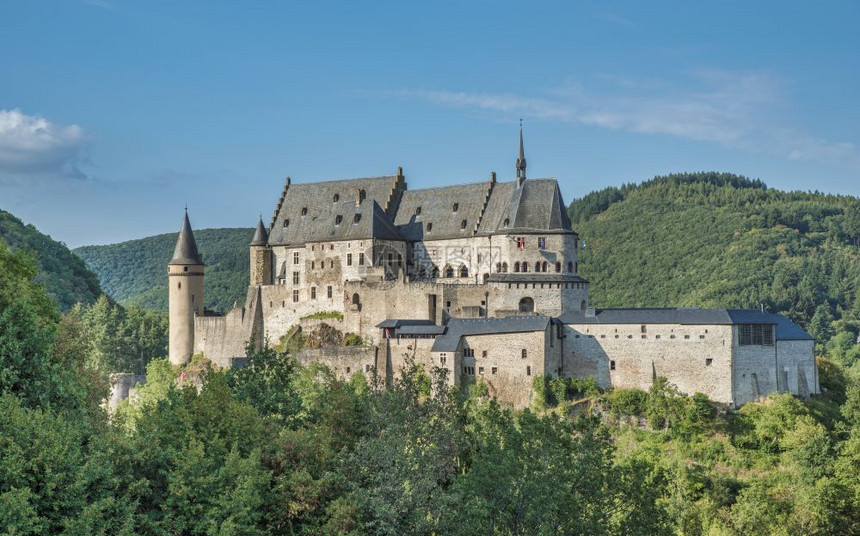 一种位于蓝天背景的古老和修复Vianden城堡卢森欧洲强化万登图片