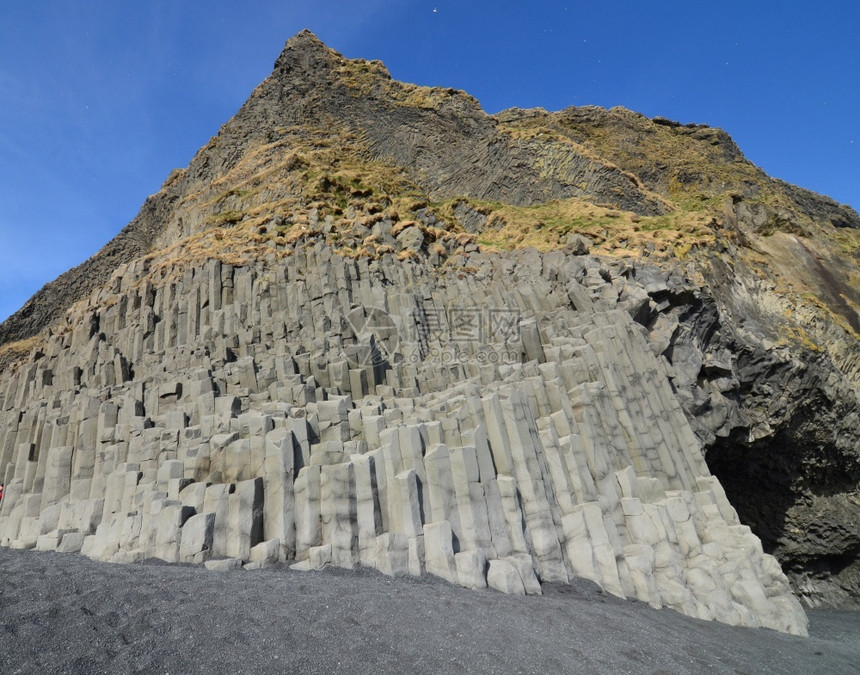 蓝色的冰岛黑沙滩上玄武岩柱层形成于冰岛的一个黑沙滩上风景优美编队图片