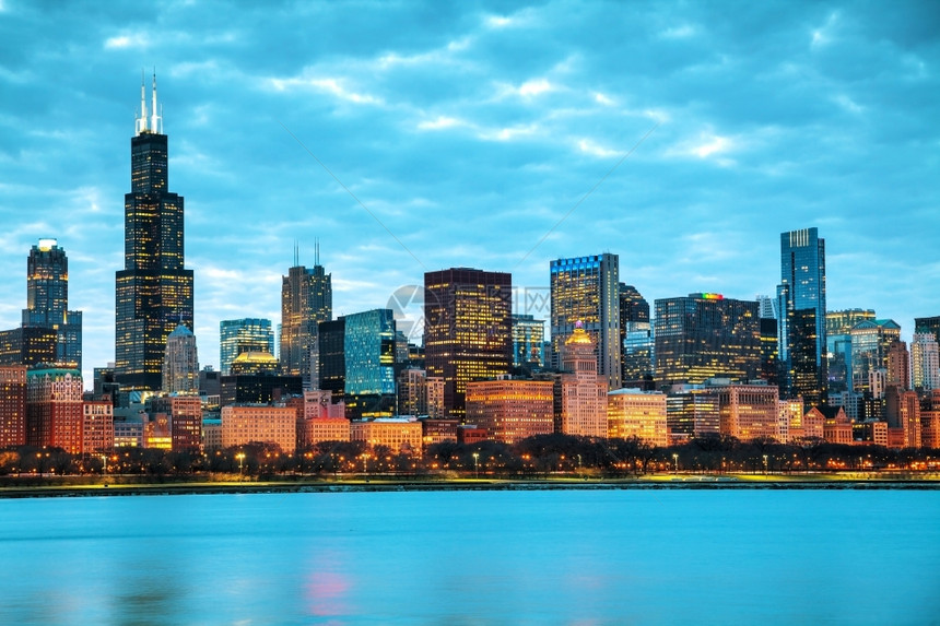 日落时芝加哥市城市景观图片