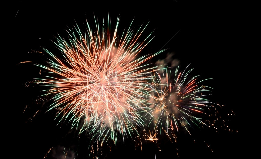 天空在夜中爆炸的多彩烟花快乐周年纪念日图片