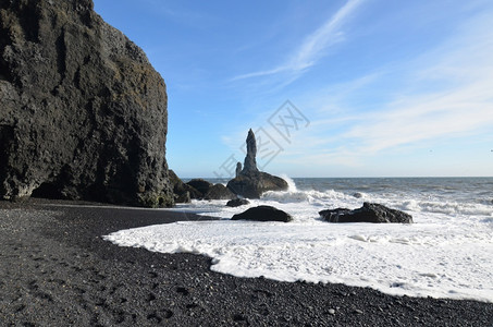 黑沙滩冰岛南部维克雷尼斯法哈拉海滩岸边的洋波浪岩层高清图片