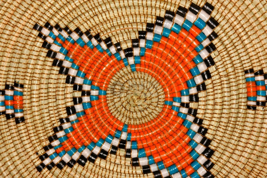 粗糙的一只手上多彩图案编织着非洲篮子AxD本国的文化图片