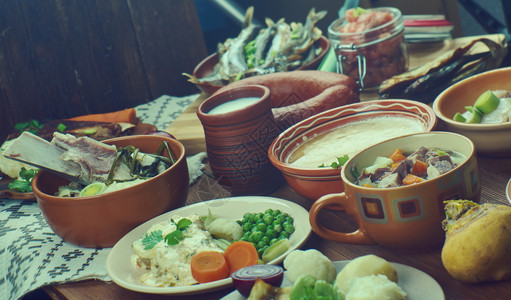 新鲜的厄特苏佩什锦挪威烹饪传统各种菜类顶视等高清图片