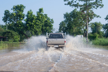 天损害危险汽车在路上行驶洪水泛滥图片