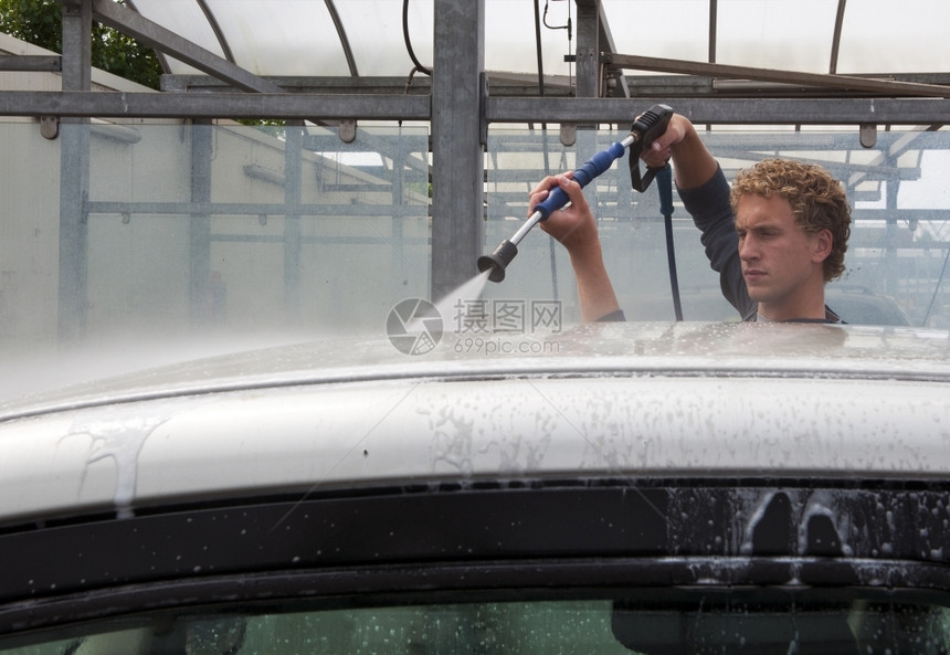 洗涤打扫男子用高压水喷气式机洗车隔间图片