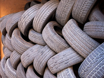 硫化回收行业旧轮胎和破车图片