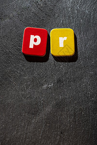 晋升纸板有色字符P和R关于深背景的公共关系概念函人物信息图片