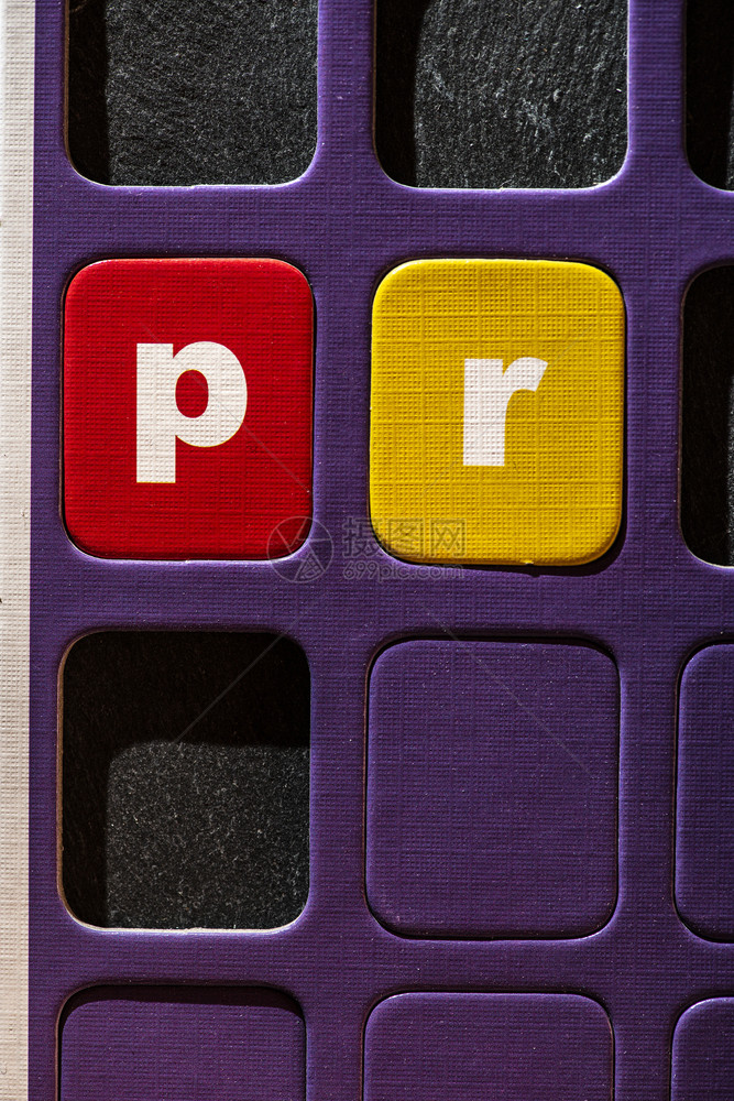 磷战略纸板有色字符P和R关于深背景的公共关系概念函活动图片