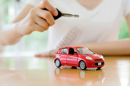 保险小型汽车和钥匙租赁和贷款概念信用运输图片