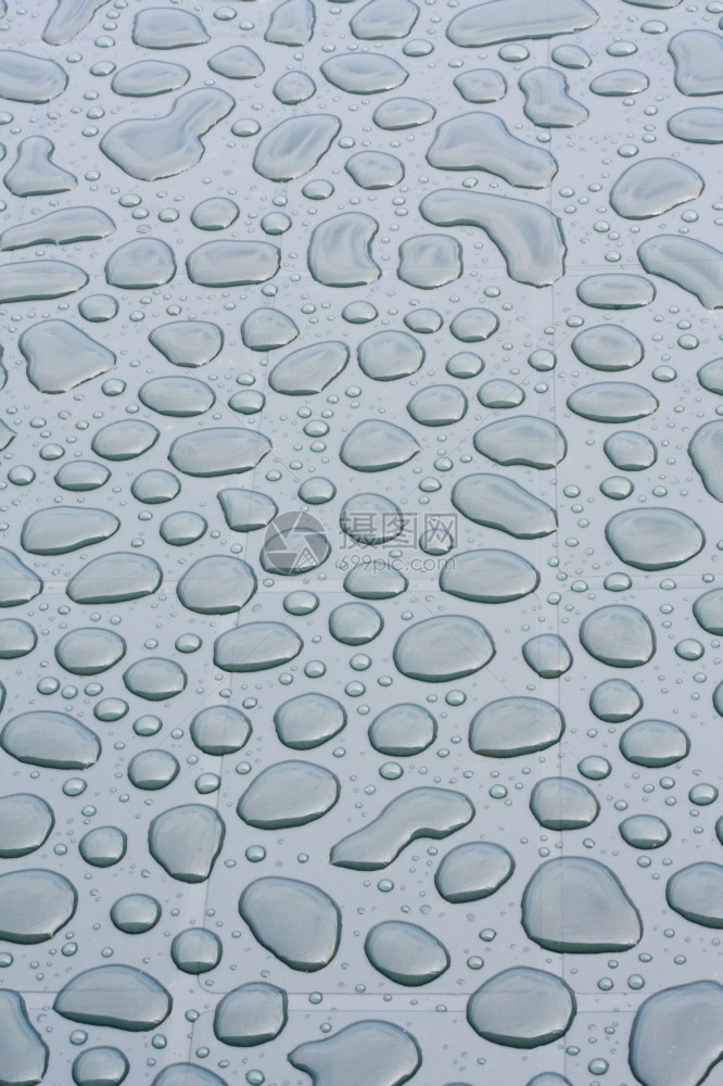 花园桌上的雨滴背景情况蓝色的液体飞沫图片